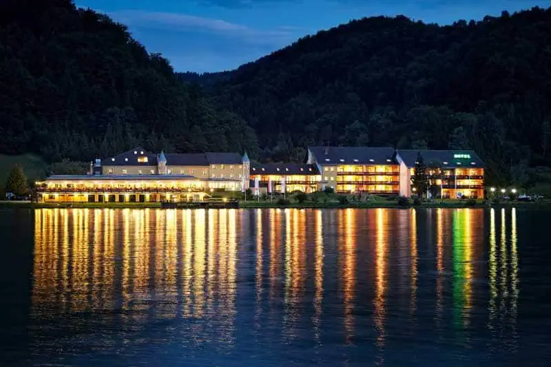 Hotel Donauschlinge Abendansicht