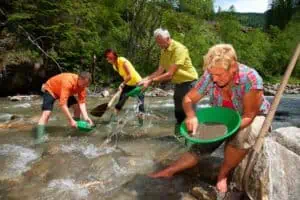 Maenner-und-Frauen-beim-Goldwaschen-©TVB-Raurisertal