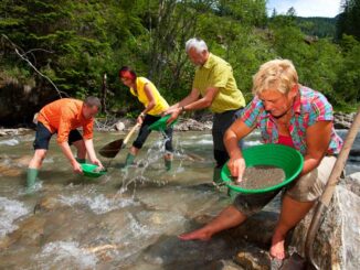 Maenner und Frauen beim Goldwaschen ©TVB Raurisertal