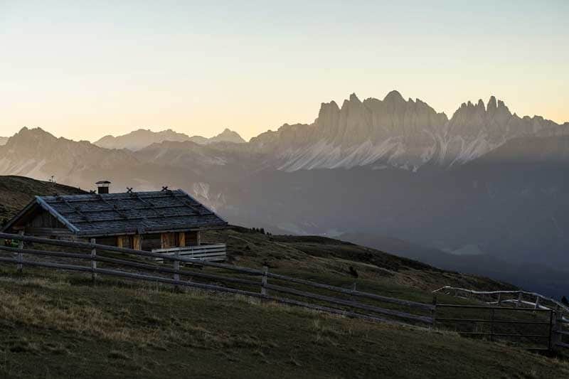 Almhütte bei Sonnenaufgang ©TVB Region Klausen
