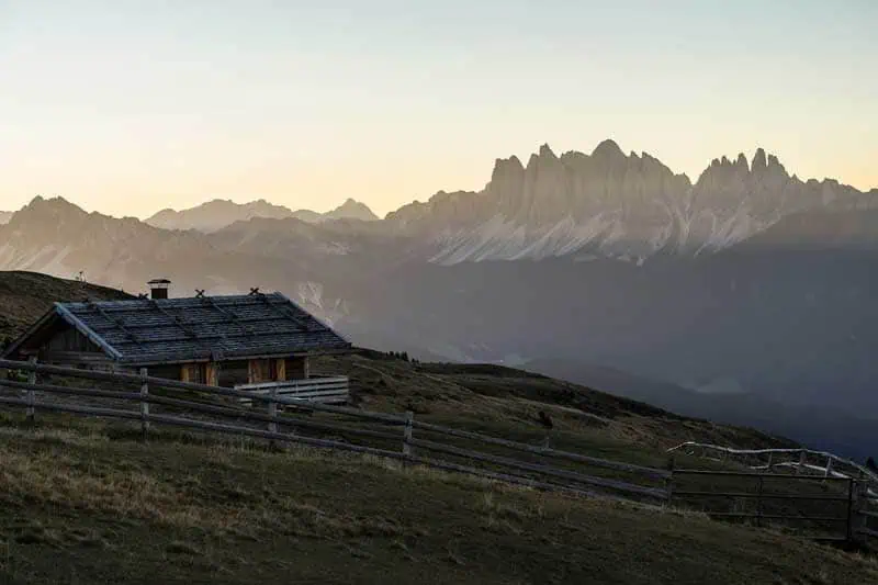 Almhütte bei Sonnenaufgang ©TVB Region Klausen