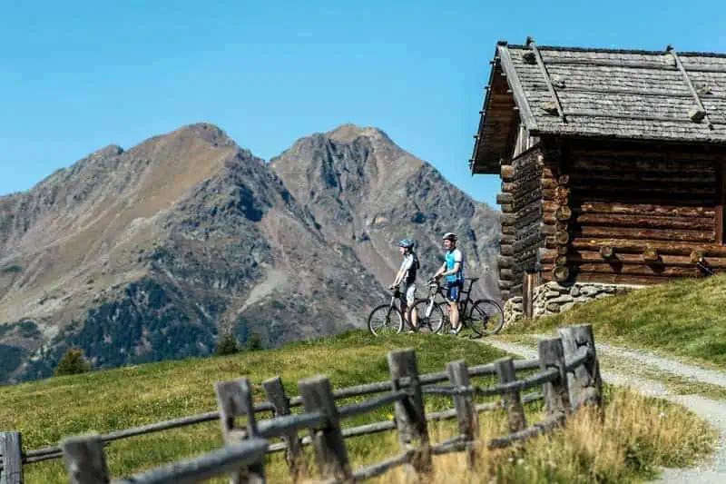 Mountainbiker beim Ausblick genießen ©Helmuth Rier TVB Region Klausen