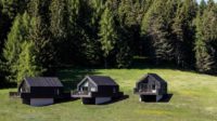 Hotel Pfösl Außenansicht Waldchalets ©Florian Andergassen