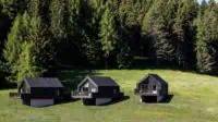 Hotel Pfösl Außenansicht Waldchalets ©Florian Andergassen