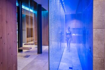 Bayerwaldresort-Hüttenhof-Schaukeln-im-Wellnessbereich Bayerwaldresort Hüttenhof Schaukeln im Wellnessbereich