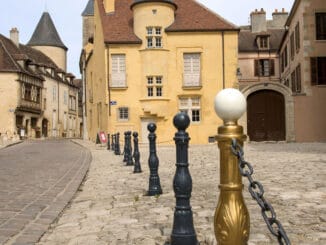 Avallon place de la Collegiale Saint Lazare Photo Alain Doire Bourgogne Fr 3