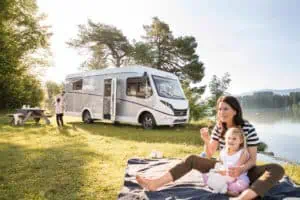 Familie vor Wohnmobil ©Dethleffs
