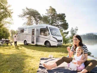 Familie vor Wohnmobil ©Dethleffs