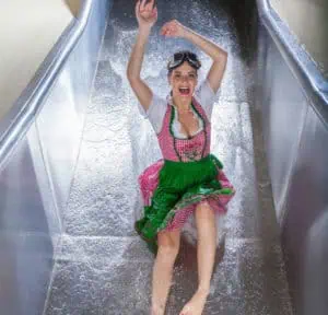 Dirndl- und Lederhosenrutschen in der KärntenTherme ©Kärnten Therme Attisani