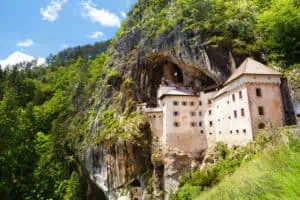 Burg-Predjama ©AdobeStock Sergey Novikov