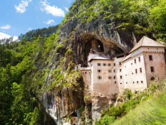 Burg Predjama ©AdobeStock Sergey Novikov