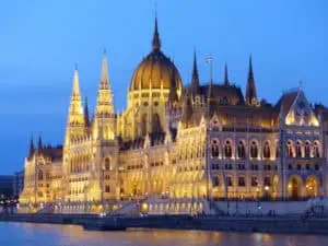 Budapest Parlament beleuchtet ©1001Reisetraeume.de