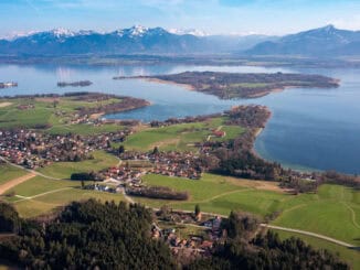 Chiemsee Inseln im Fruehling ©Chiemsee Alpenland Tourismus