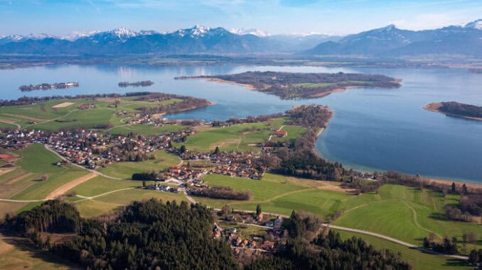 Chiemsee Inseln im Fruehling ©Chiemsee Alpenland Tourismus