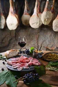 Schinken und Wein ©Visit KrasJaka KorenZana Kapetanovic