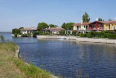 Insel Albarella Reihenhäuschen am Fjord ©Frank Heinzl Insel Albarella Reihenhaeuschen am Fjord ©Frank Heinzl