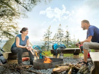 Lagerfeuer auf dem Trekkingplatz FRANKENWALD Doebraberg ©Frankenwald Tourismus Sebastian Faltenbacher