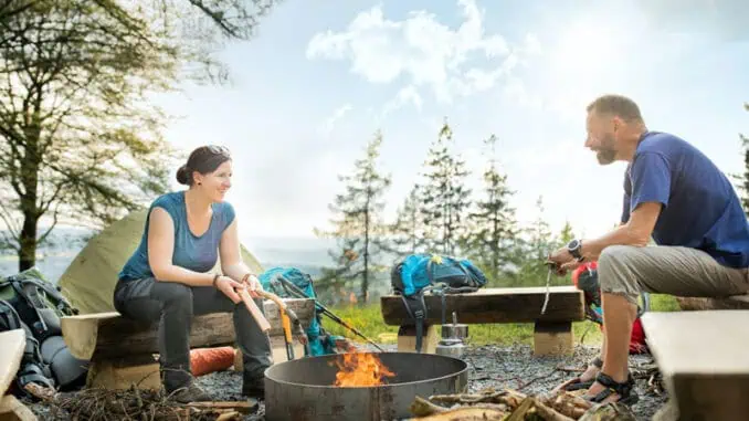 Lagerfeuer auf dem Trekkingplatz FRANKENWALD Doebraberg ©Frankenwald Tourismus Sebastian Faltenbacher