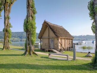 Authentisch rekonstruiertes Pfahlbauhaus in Wangen auf der Halbinsel Hoeri ©Helmut Fidler