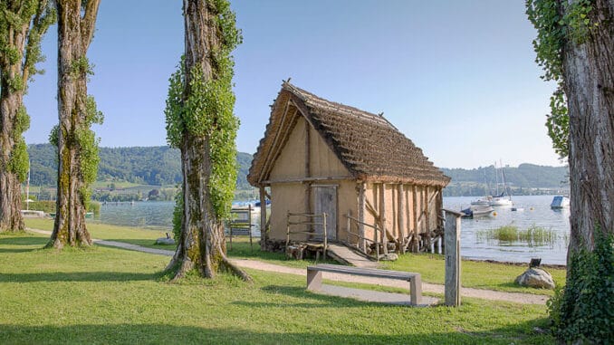 Authentisch rekonstruiertes Pfahlbauhaus in Wangen auf der Halbinsel Hoeri ©Helmut Fidler
