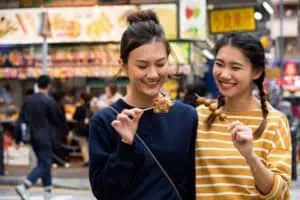 Streetfood-gibt-es-in-Hongkong-oft-am-Spieß-©Hong-Kong-Tourism-Board