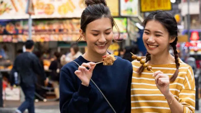 Streetfood gibt es in Hongkong oft am Spiess ©Hong Kong Tourism Board