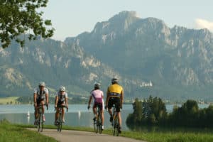 Fuessen Radler auf dem Forggenseeradweg