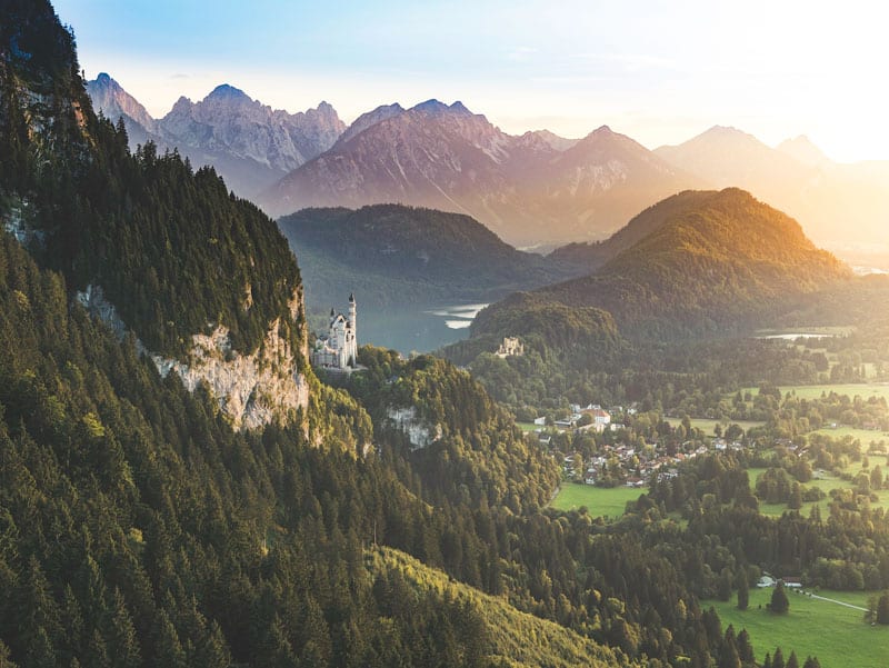 Aussicht auf das Allgaeuer Voralpenland und das Maerchenschloss Neuschwanstein ©Fuessen Tourismus David Terrey