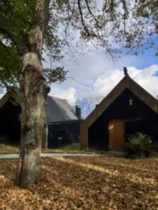 Adler-Lodge im Herbst