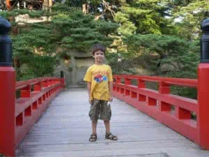 Junge-auf-japanischer-Brücke-©Hauser