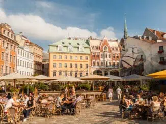 Street cafes in the OId Town of Riga ©Girts Ragelis