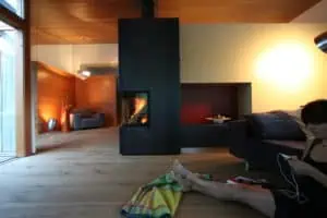 gemuetlicher Kamin mit Widum in Suite ©Hotel Walliserhof