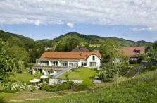 Blick auf das Gaestehaus mit Balkon ©Landgasthof Hotel Jagstmuehle