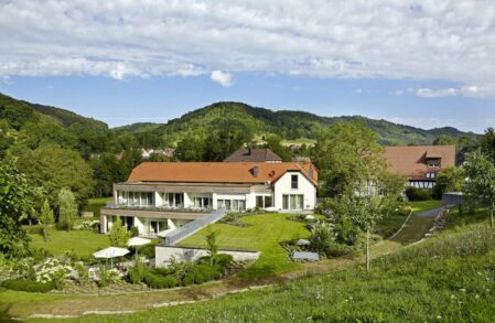 Blick auf das Gaestehaus mit Balkon ©Landgasthof Hotel Jagstmuehle