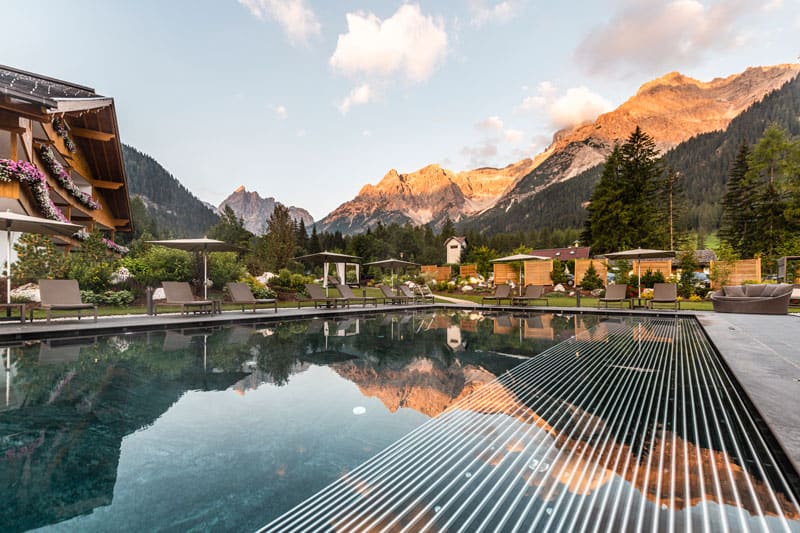 Bad Moos Pool Landschaft Abendrot ©Hannes Niederkofler