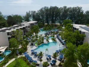 Poollandschaft-©Le-Méridien-Phuket-Mai-Khao-Beach-Resort