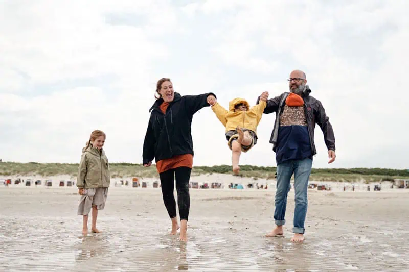 Familie am Strand ©Nordseebad Spiekeroog GmbH