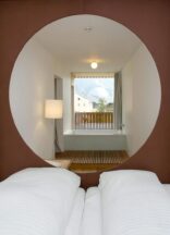 Zimmer 328 Kinderbett und Badewanne ©Hotel Hinteregger