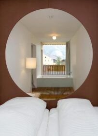 Zimmer 328 Kinderbett und Badewanne ©Hotel Hinteregger