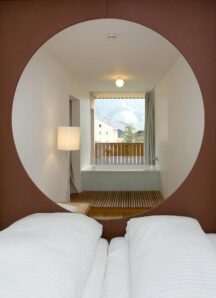 Zimmer 328 Kinderbett und Badewanne ©Hotel Hinteregger