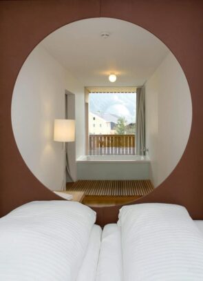 Zimmer 328 Kinderbett und Badewanne ©Hotel Hinteregger