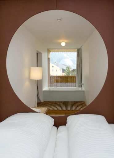 Zimmer 328 Kinderbett und Badewanne ©Hotel Hinteregger