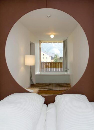 Zimmer-328-Kinderbett-und-Badewanne-©Hotel-Hinteregger Zimmer 328 Kinderbett und Badewanne ©Hotel Hinteregger