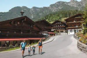 Familie-im-Dorfzentrum-Alpbach-©Alpbachtal-Tourismus_Foto-Mathaeus-Gartner