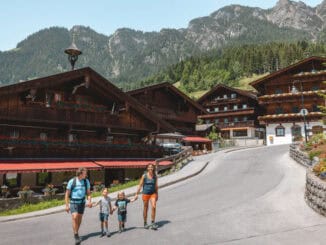 Familie im Dorfzentrum Alpbach ©Alpbachtal Tourismus Foto Mathaeus Gartner