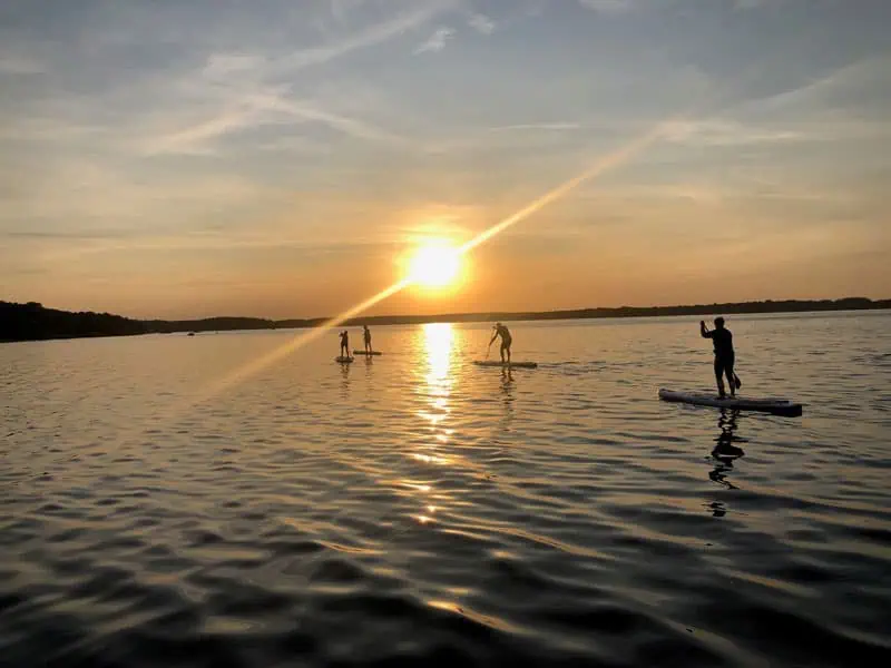MAREMUERITZ Yachthafen Resort bei Sonnenuntergang