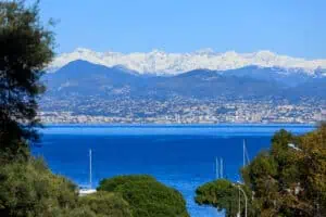Antibes mit verschneiten Gipfeln ©Camille Moirenc Cote dAzur France Tourisme