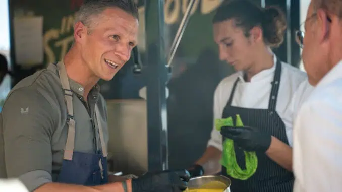 Kuechenchef Maximilian Moser beim Food Festival ©Hotel Vier Jahreszeiten Starnberg