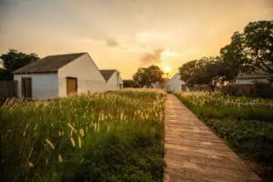 Rustikal-luxuriöse-Villen-des-Boutique-Resort-Roukh-Kiri-Khaoya-©Centara-Hotels-&-Resorts
