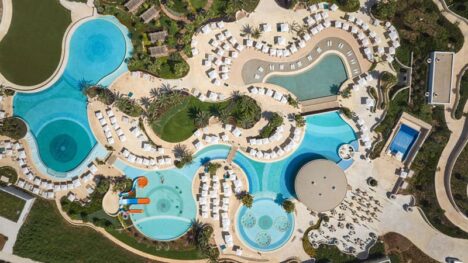 Poollandschaft ©Melco Resorts Entertainment Limited